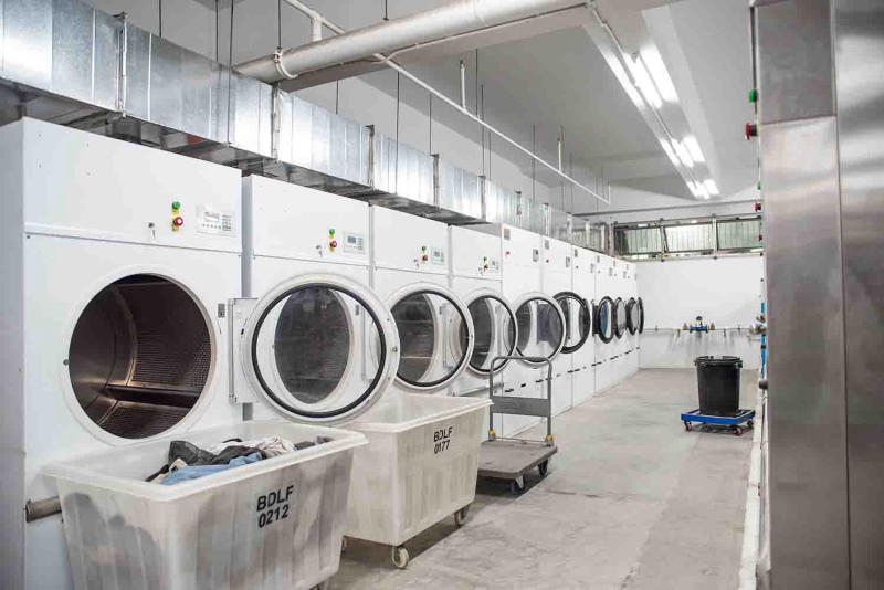 Máy giặt công nghiệp được thiết kế để giặt và xử lý lượng lớn quần áo với công suất lớn hơn.