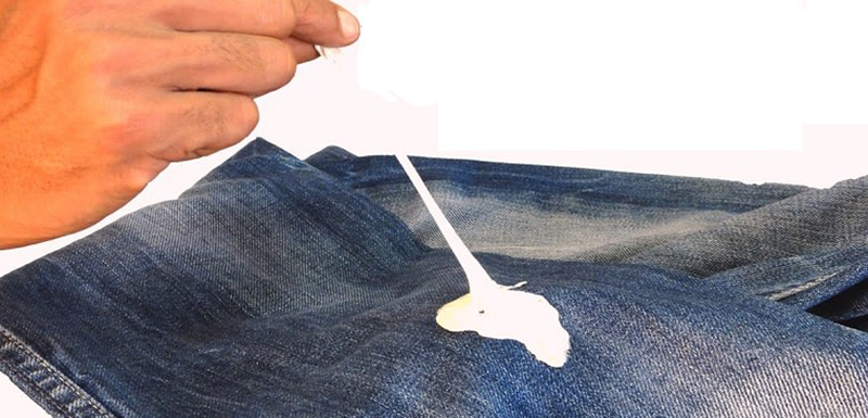 Sử dụng cồn để loại bỏ bã cao su trên áo quần tại sao không?
