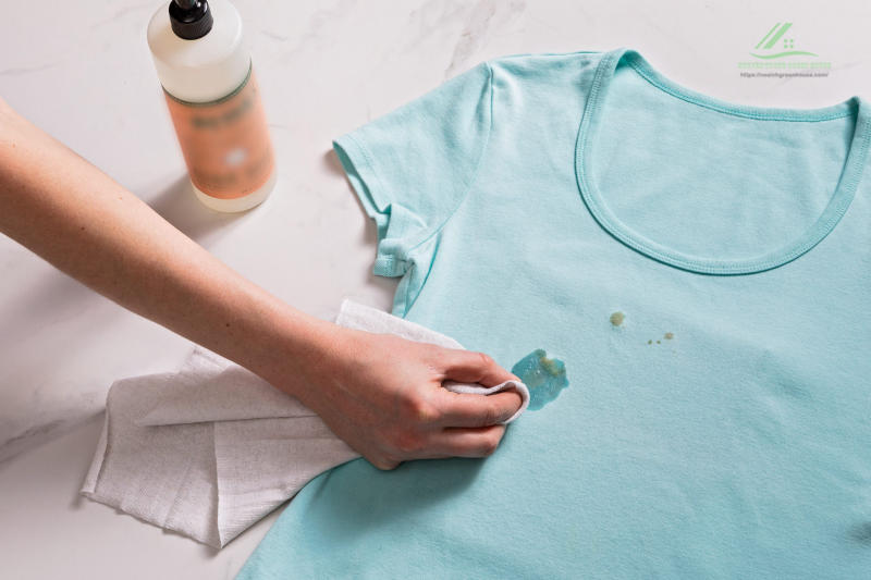 Sử dụng giấm trắng để tẩy dầu mỡ trên quần áo
